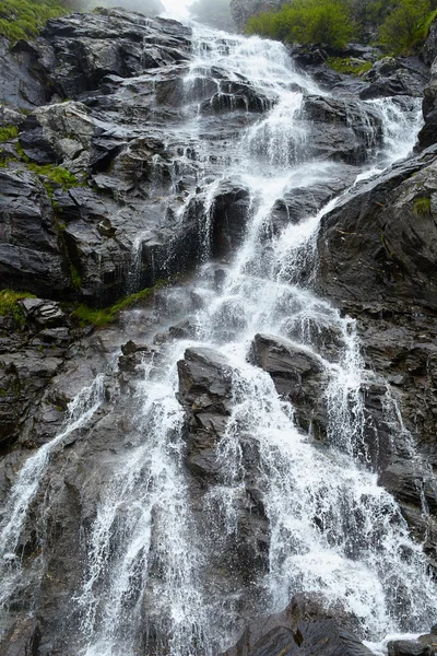 Cascata sulla montagna — Foto Stock