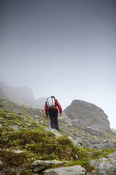 Teenage vandrare på berg — Stockfoto