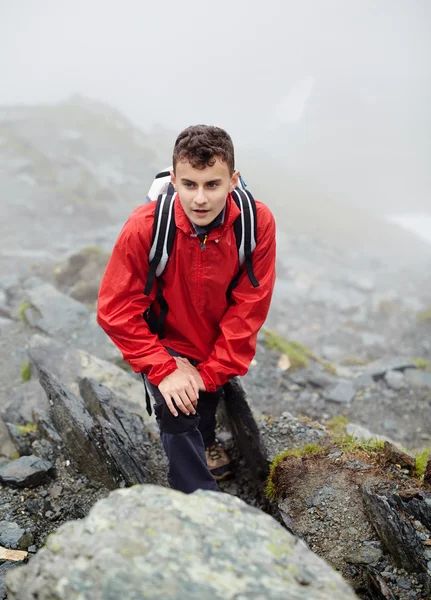 Jugendlicher Wanderer am Berg — Stockfoto