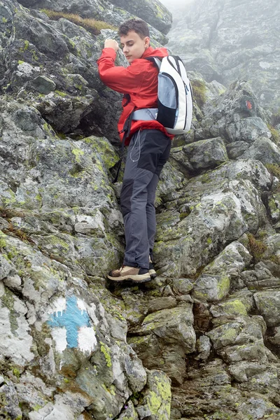 Dospívající turista na horských — Stock fotografie