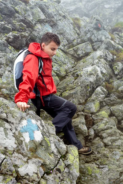 Jugendlicher Wanderer am Berg — Stockfoto