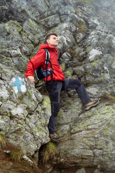 Teenage wandelaar op berg — Stockfoto