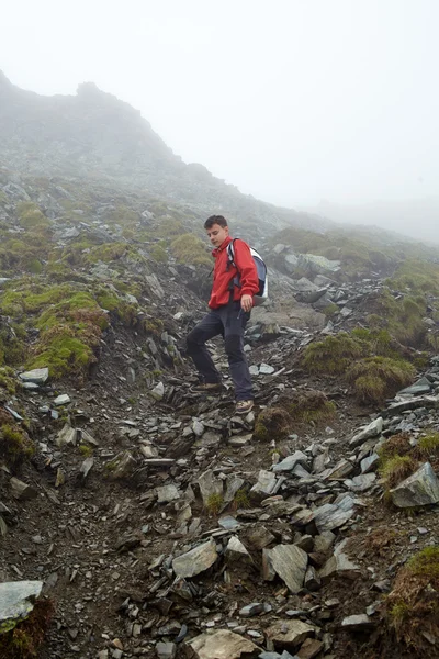 Jugendlicher Wanderer am Berg — Stockfoto