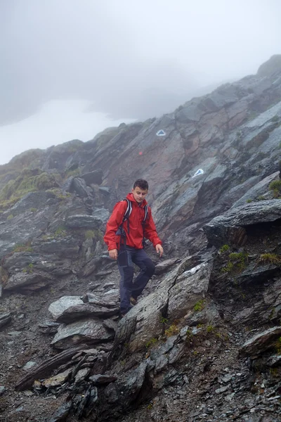 Genç hiker Dağı'nda — Stok fotoğraf