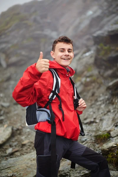 Jugendlicher Wanderer am Berg — Stockfoto