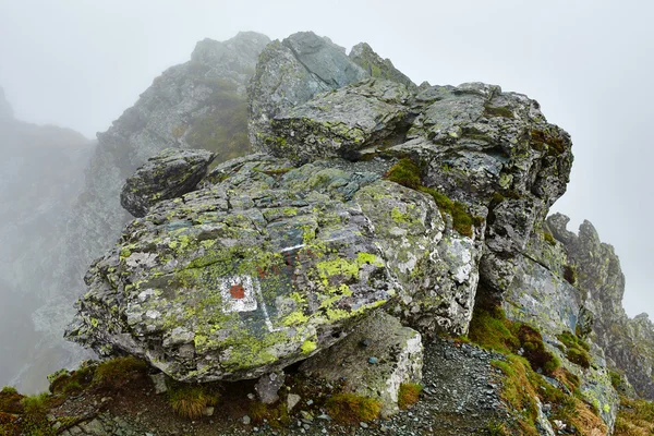 Misty mountains and hiking trail — Stock Photo, Image