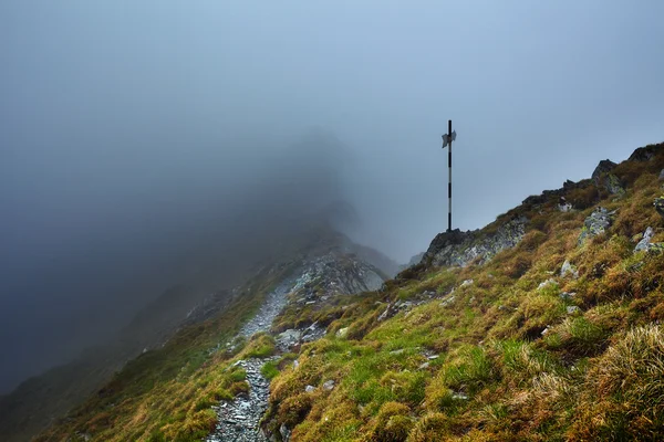 Misty mountains and hiking trail — Stock Photo, Image