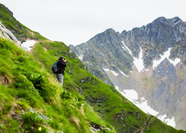 Uzun yürüyüşe çıkan kimse alarak fotoğraf peyzaj