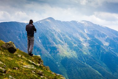 fiatal kaukázusi természetjáró