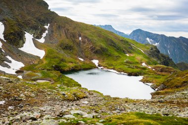 buzul göl ve dağların