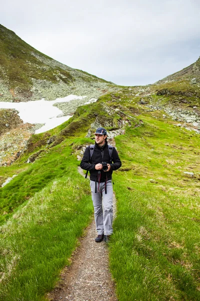 Jonge Kaukasische wandelaar — Stockfoto
