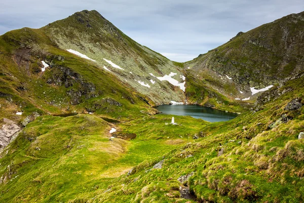 Lac glaciaire et montagnes — Photo