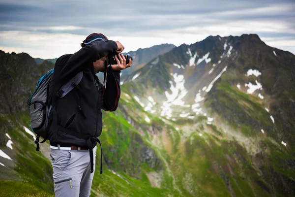 Escursionista scattare foto di paesaggio — Foto Stock