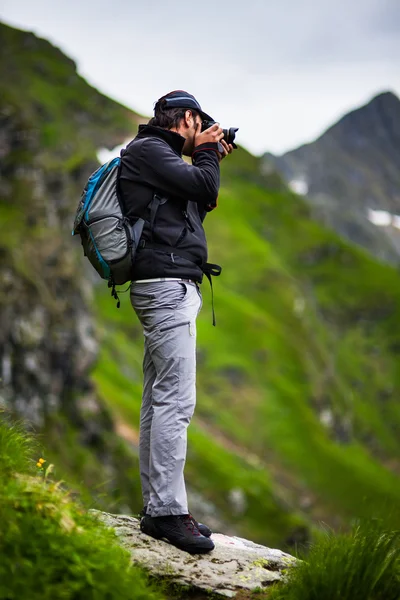 Hiker taking photos of landscape — Stock Photo, Image