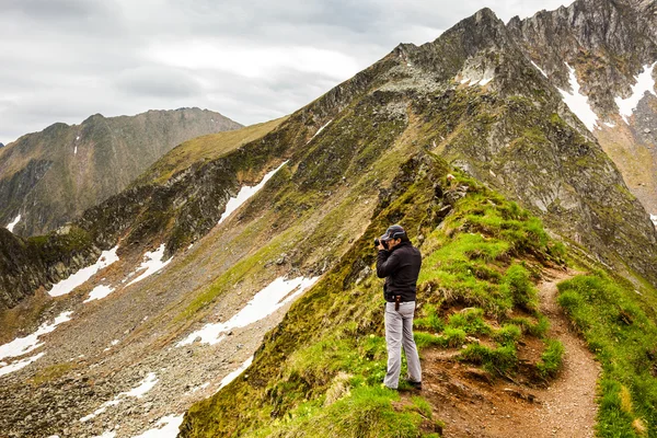 Hiker taking photos of landscape — Stock Photo, Image