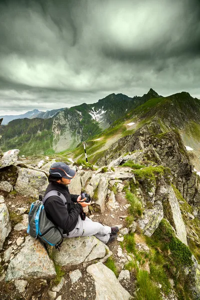 Giovane escursionista caucasico — Foto Stock