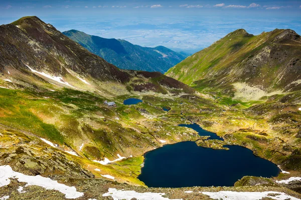 Lago glacial y montañas — Foto de Stock