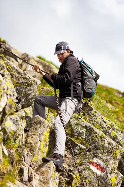 Junge kaukasische Wanderin — Stockfoto