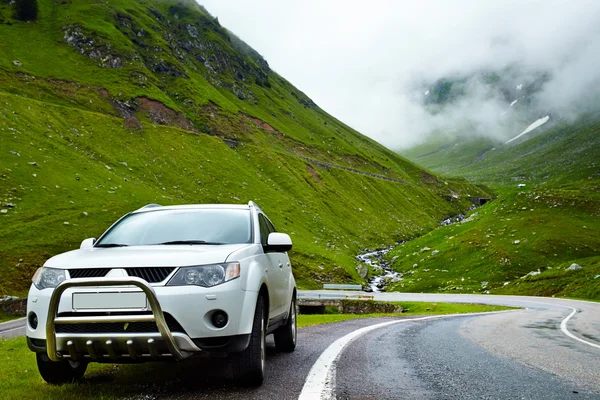 4x4 coche en la montaña — Foto de Stock