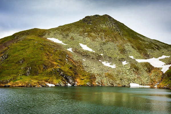 Lago glacial y montañas — Foto de Stock