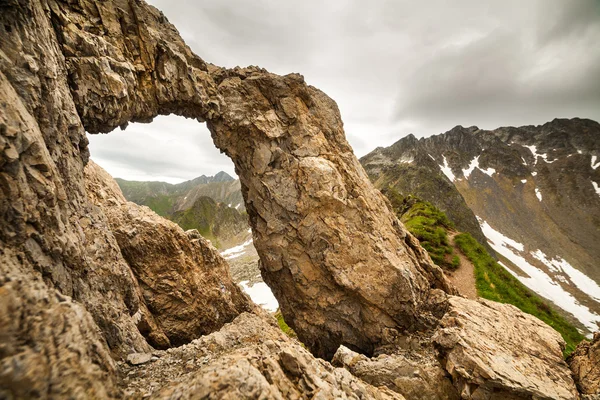 루마니아어 산에서 용의 문 스톡 사진