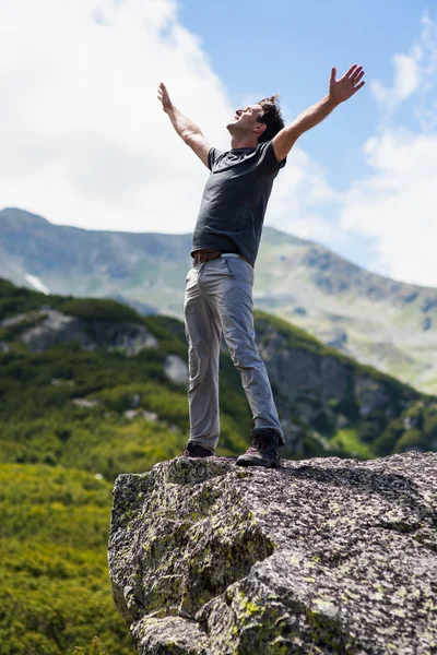 Jovem feliz nas montanhas — Fotografia de Stock