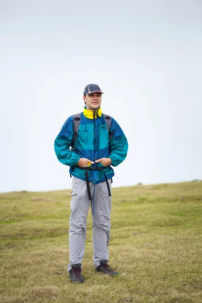 Wandelen alleen — Stockfoto