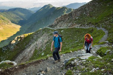 Anne ve oğlu dağda hiking