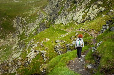 uzun yürüyüşe çıkan kimse Bayan Dağları