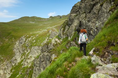 uzun yürüyüşe çıkan kimse Bayan Dağları