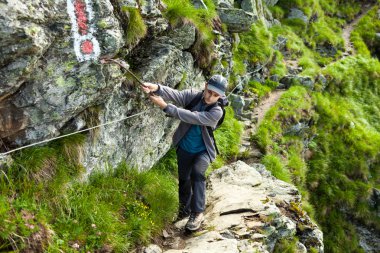 Genç uzun yürüyüşe çıkan kimse