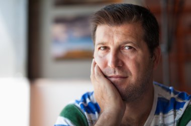 bir adam portresi kapalı kapatmak