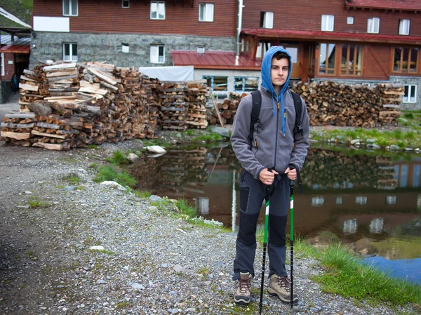 Teenage vandrare nära stugan — Stockfoto