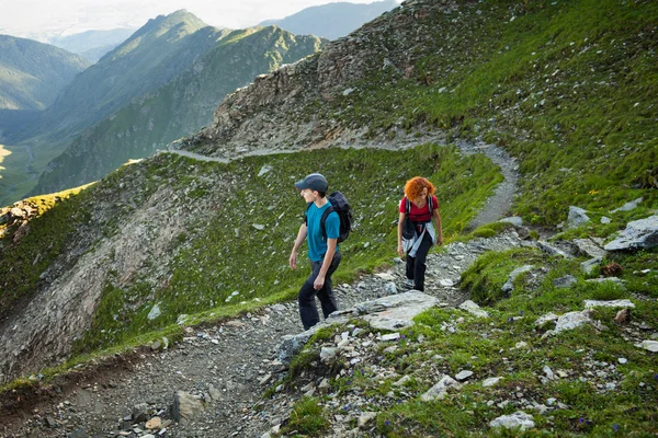 母亲和儿子在山里徒步旅行 — 图库照片