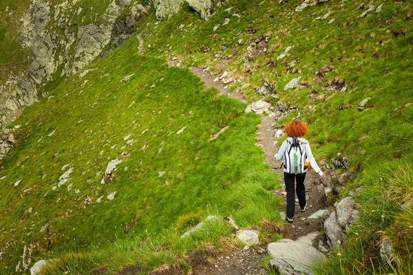 Caminhante senhora nas montanhas — Fotografia de Stock