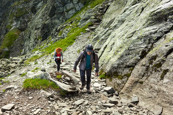 Madre e hijo haciendo senderismo en las montañas —  Fotos de Stock