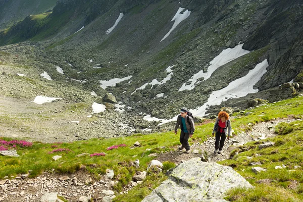 母亲和儿子在山里徒步旅行 — 图库照片