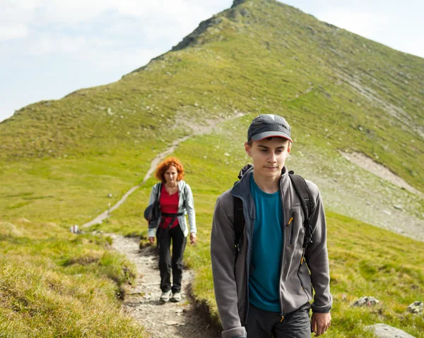 Madre e hijo haciendo senderismo en las montañas —  Fotos de Stock