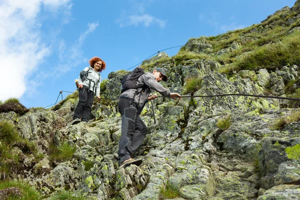 Mère et fils randonnée dans les montagnes — Photo