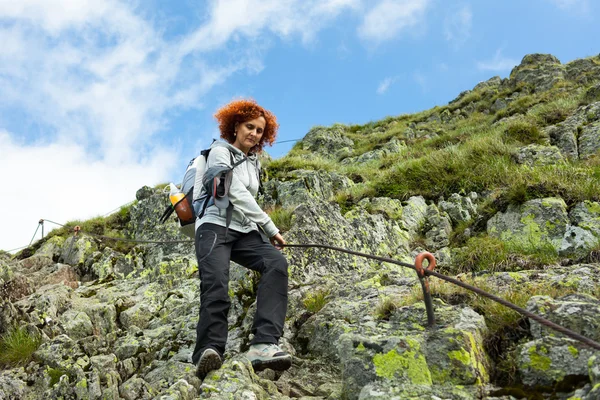 Escursionista signora in montagna — Foto Stock