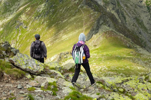 Moeder en zoon wandelen in de bergen — Stockfoto