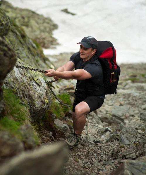 Bergsteiger mit Rucksack — Stockfoto