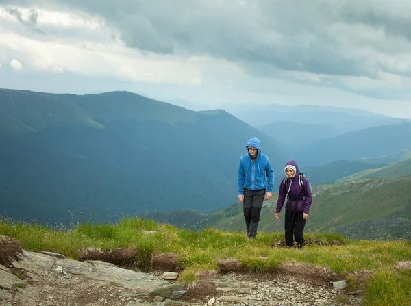 Madre e hijo haciendo senderismo en las montañas — Foto de Stock