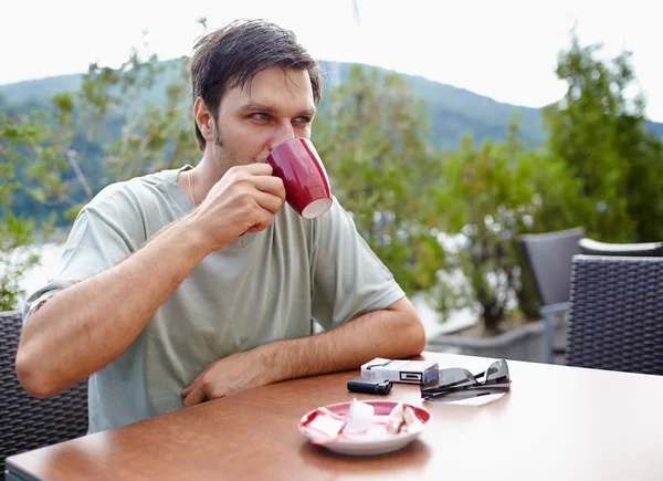 Man har kaffe utomhus — Stockfoto