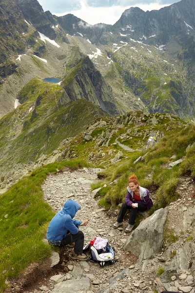 Mère et fils randonnée dans les montagnes — Photo