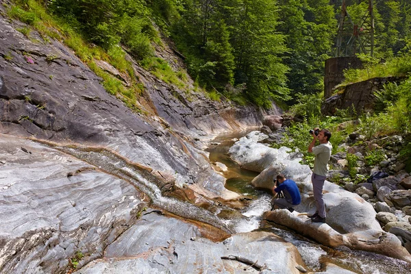 Turista tirar fotos de uma cachoeira — Fotografia de Stock
