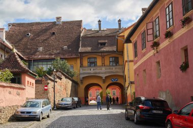 SIGHISOARA, ROMANIA - 19 Eylül 2021: Avrupa 'da yaşayan tek ortaçağ kalesi olan Sighisoara, UNESCO Dünya Mirası Bölgesi