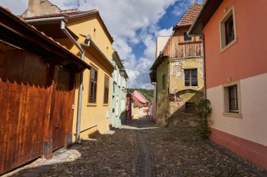 SIGHISOARA, ROMANIA - 19 Eylül 2021: Avrupa 'da yaşayan tek ortaçağ kalesi olan Sighisoara, UNESCO Dünya Mirası Bölgesi