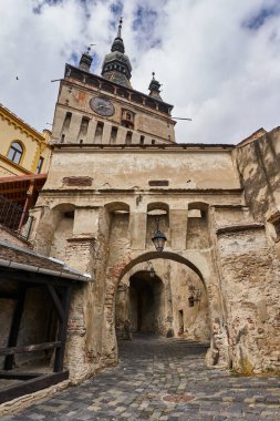 SIGHISOARA, ROMANIA - 19 Eylül 2021: Avrupa 'da yaşayan tek ortaçağ kalesi olan Sighisoara, UNESCO Dünya Mirası Bölgesi