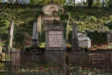 SIGHISOARA, ROMANIA - 19 Eylül 2021: Sighisoara 'daki antik mezarlığın görüntüleri, 13. yüzyıldan kalma bazı mezar taşları